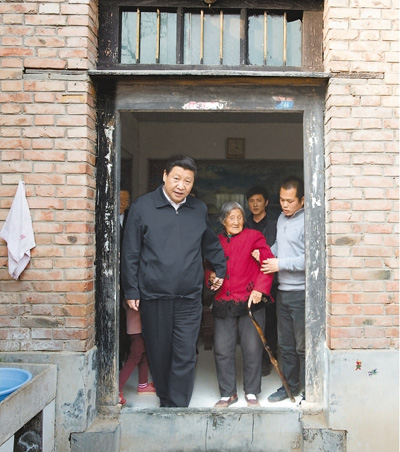 3月17日，習(xí)近平在東壩頭鄉(xiāng)張莊村看望85歲老人張景枝。